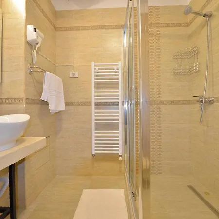 Amadeus Aparthotel 4*