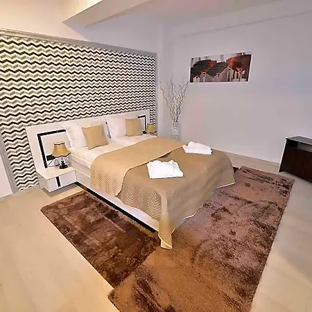Amadeus Aparthotel 4*
